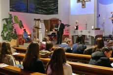 Firmvorbereitung mit Tauferinnerungsgottesdienst in St. Maria, Wolfhagen (Foto: Karl-Franz Thiede)